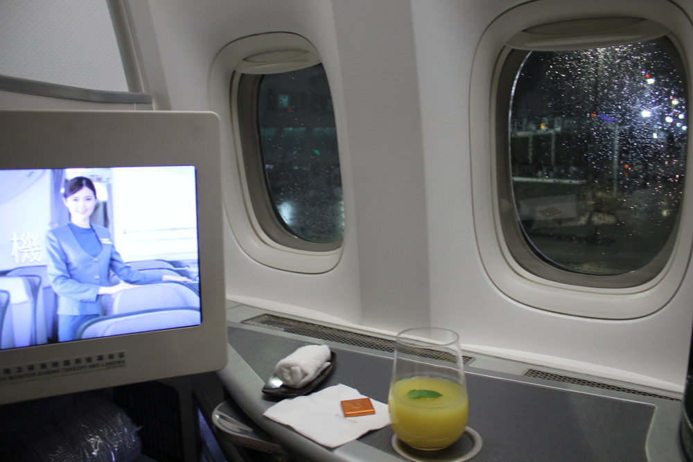 EVA Air business class – Surface space