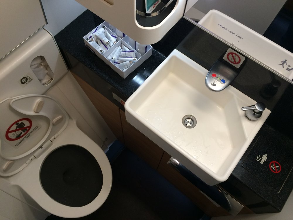 Swiss 777 business class – Lavatory