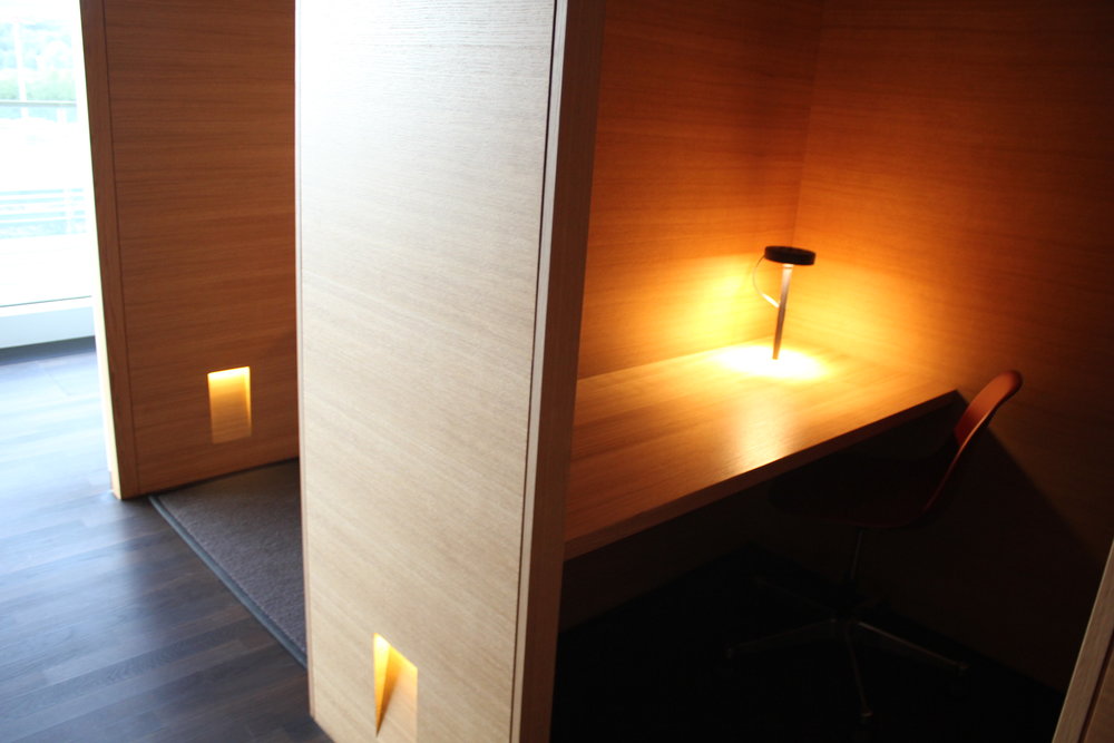 Swiss Senator Lounge Zurich – Workstations