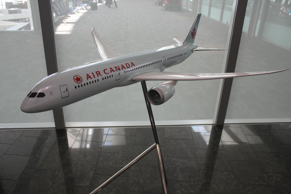 Air Canada Maple Leaf Lounge Toronto (International) – Air Canada 787 model aircraft