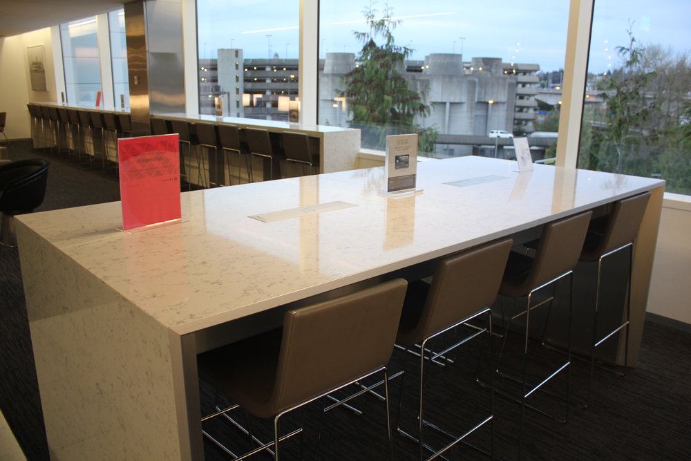 United Club Seattle – High-top seating