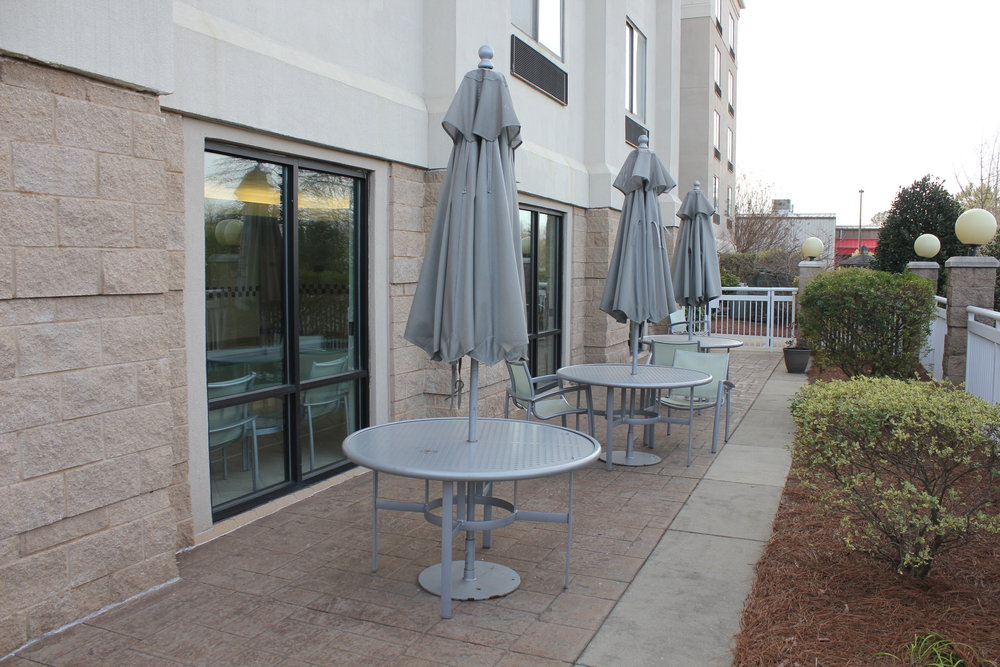 SpringHill Suites Charlotte Airport – Outdoor patio