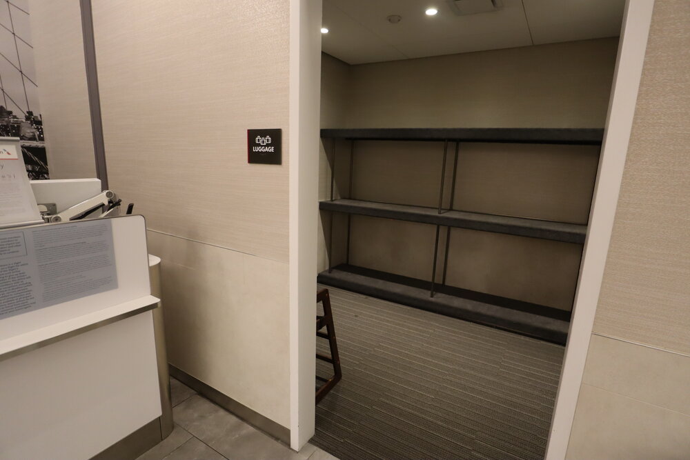 American Airlines Flagship Lounge New York JFK – Luggage storage