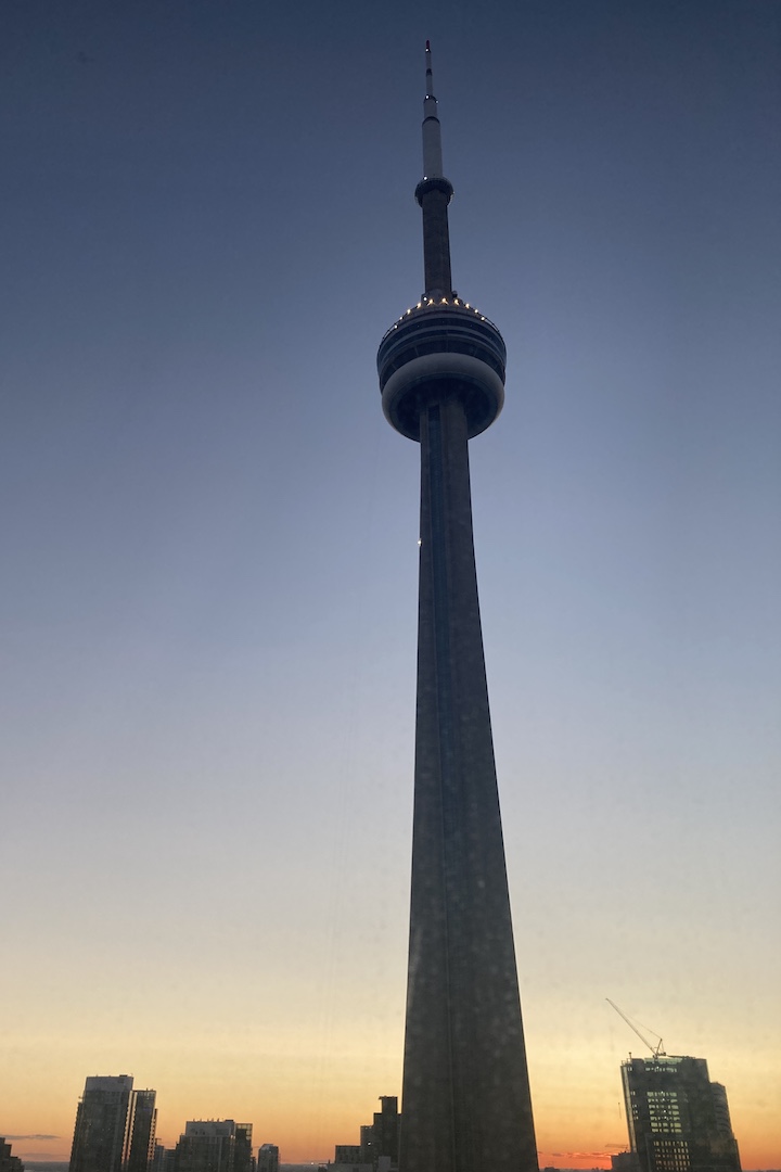 Delta Toronto – Deluxe Guest room, CN Tower view