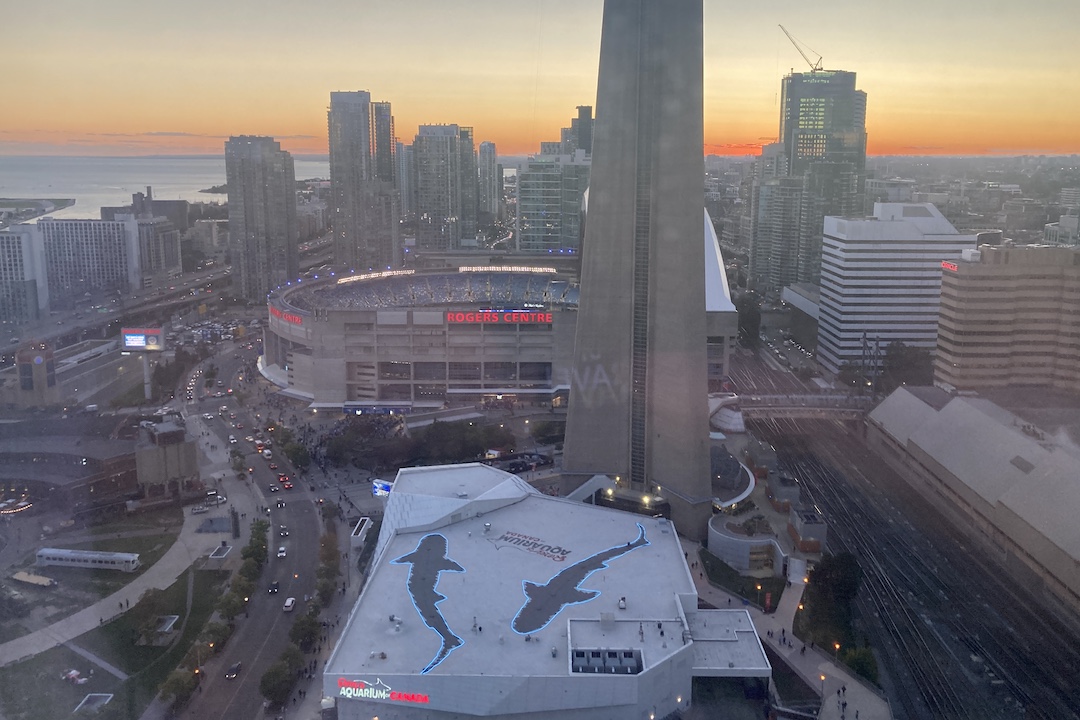 Delta Toronto – Deluxe Guest room, Rogers Centre view