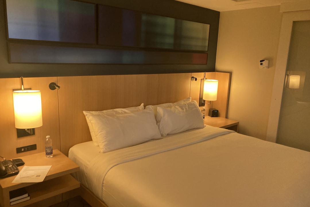 Delta Toronto – Deluxe Guest room, king bed