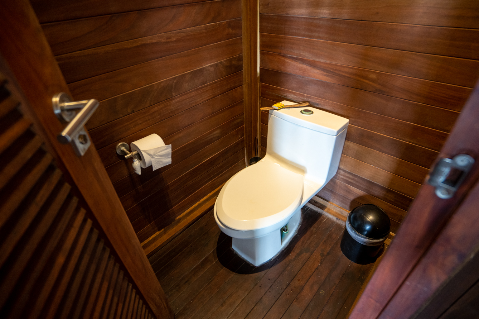 Calala Island – Junior Suite toilet