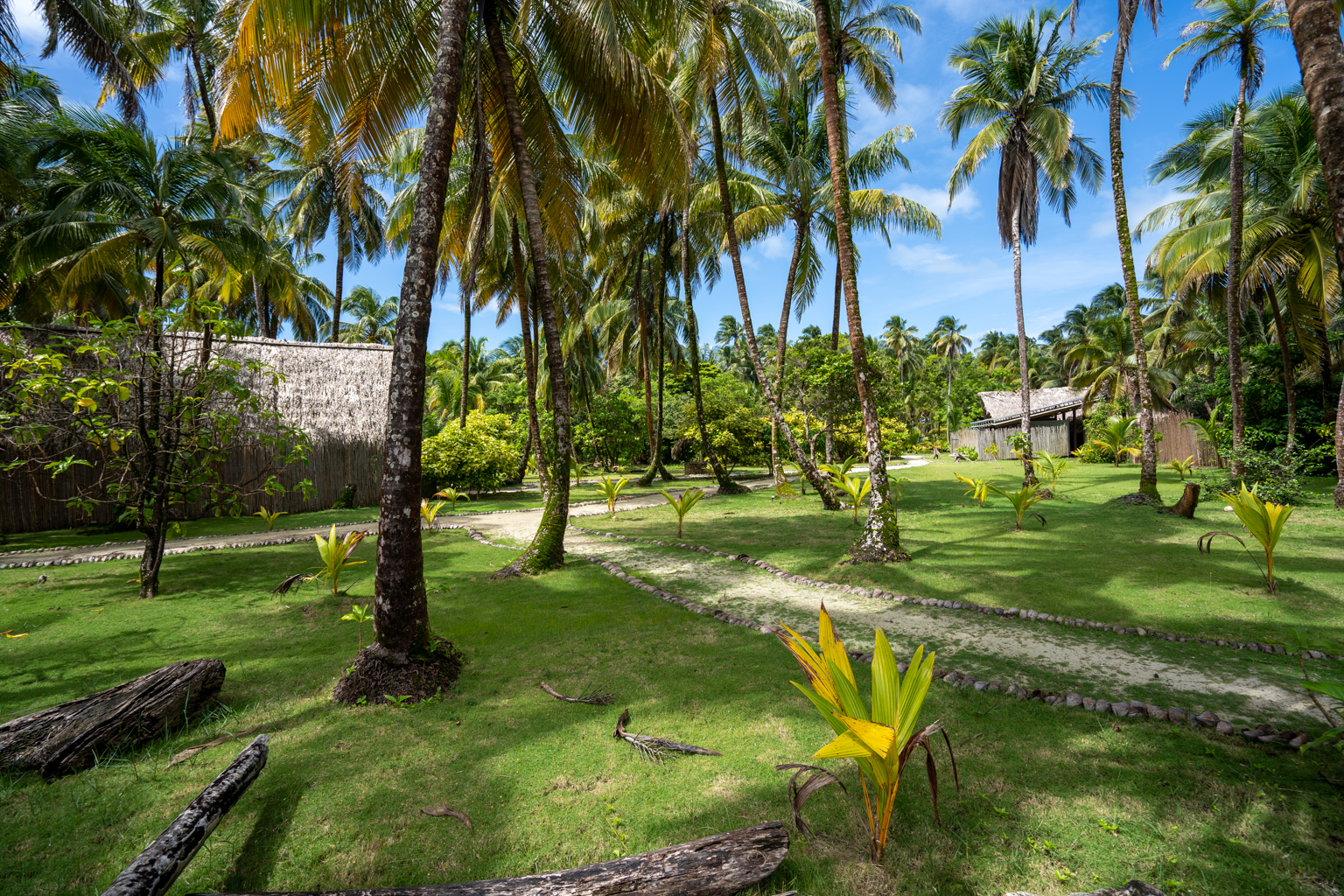 Calala Island – Paths through the island