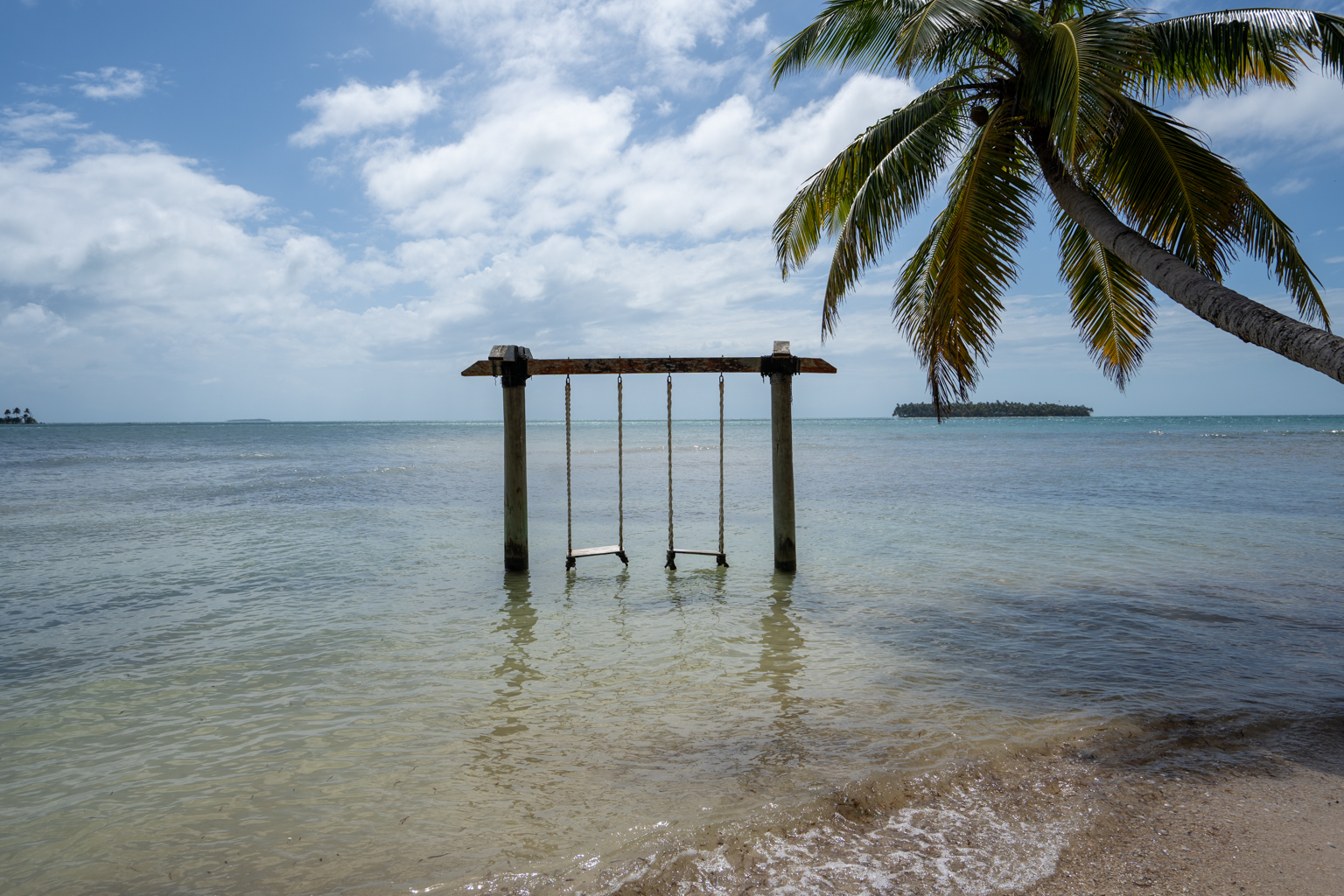 Calala Island – Swing set