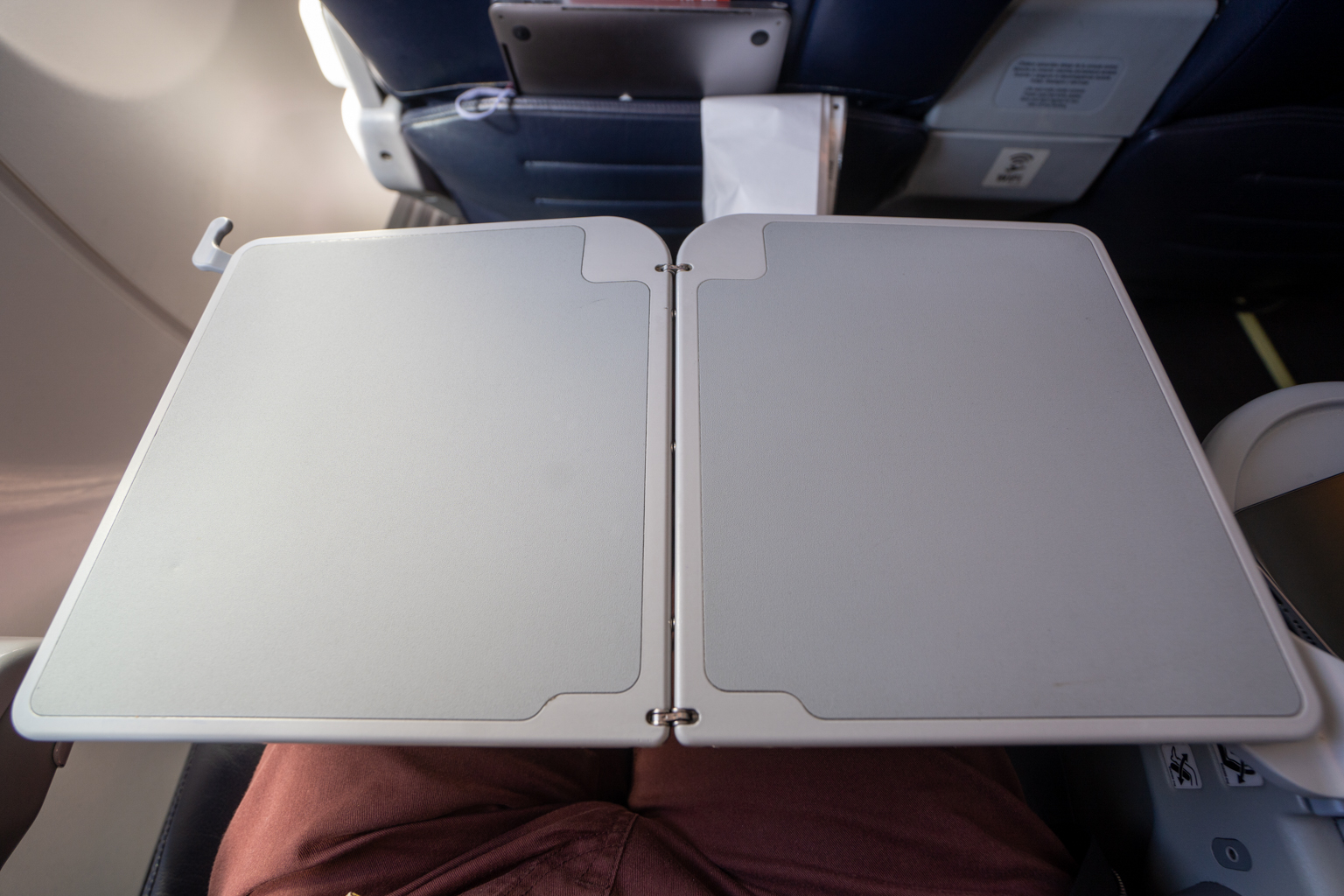 Aeromexico 737 business class – Tray table