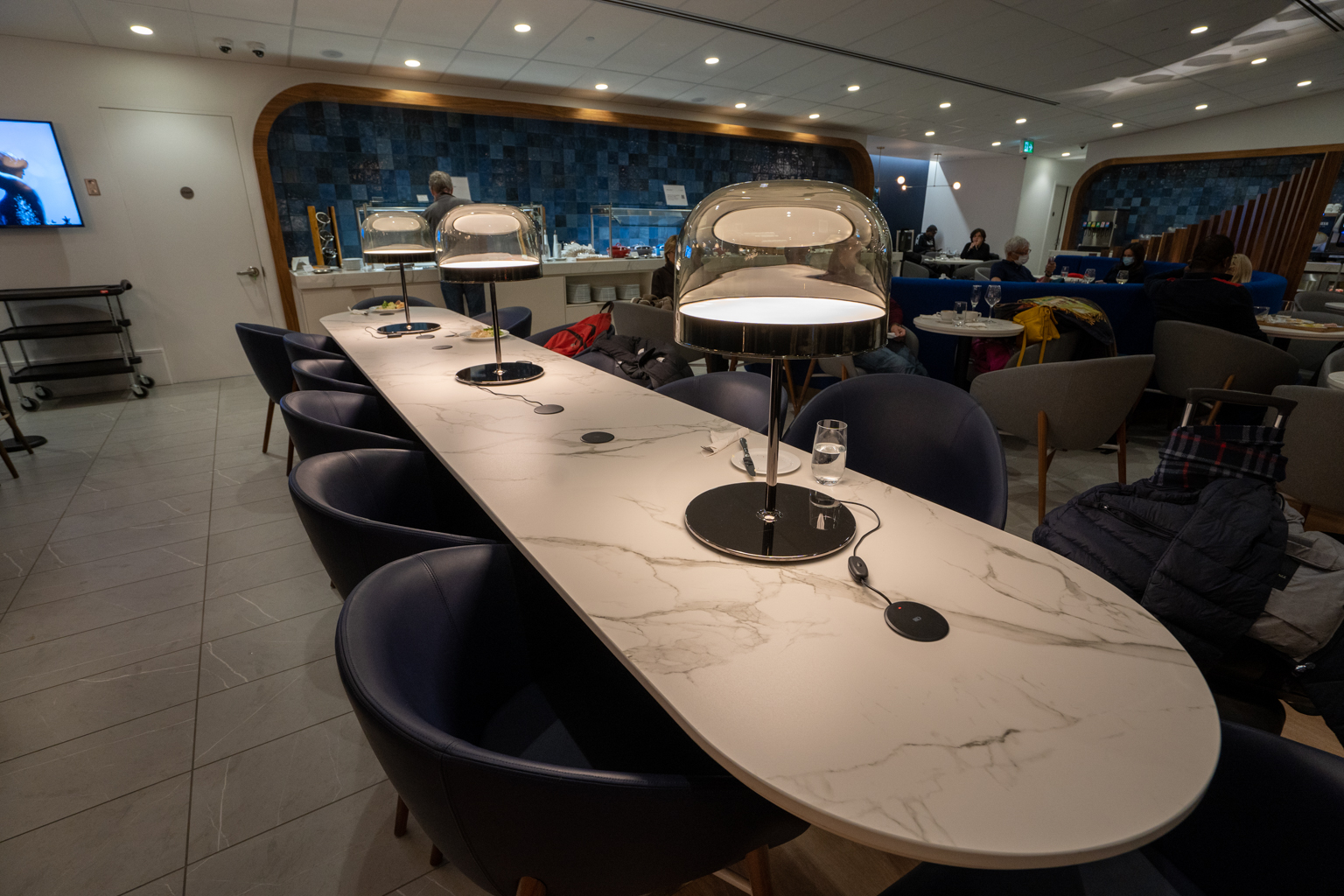 Air France Lounge Montreal – Communal table