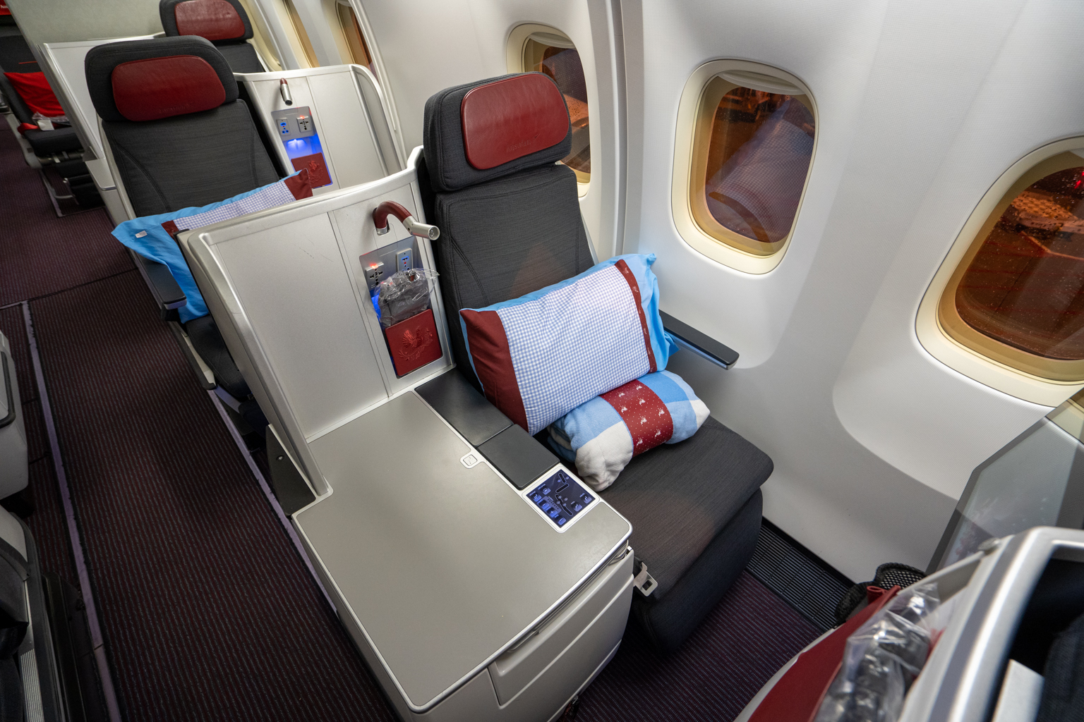 Austrian Airlines business class – Window seat, closer to the window