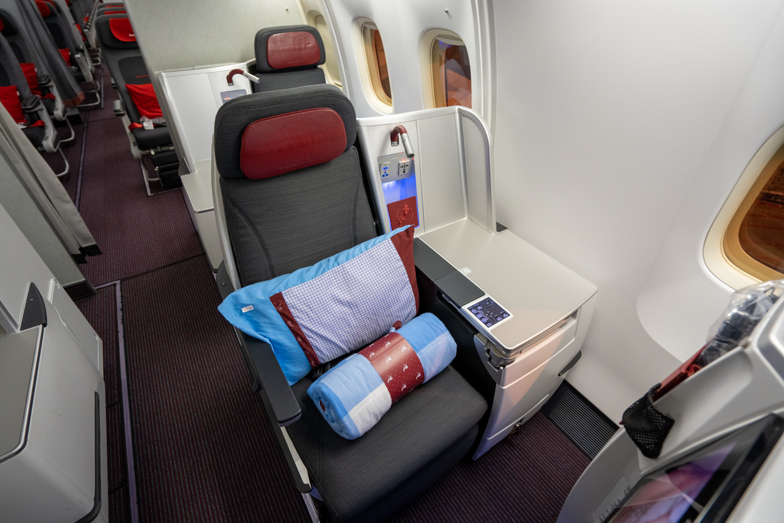 Austrian Airlines business class – Window seat, closer to the aisle