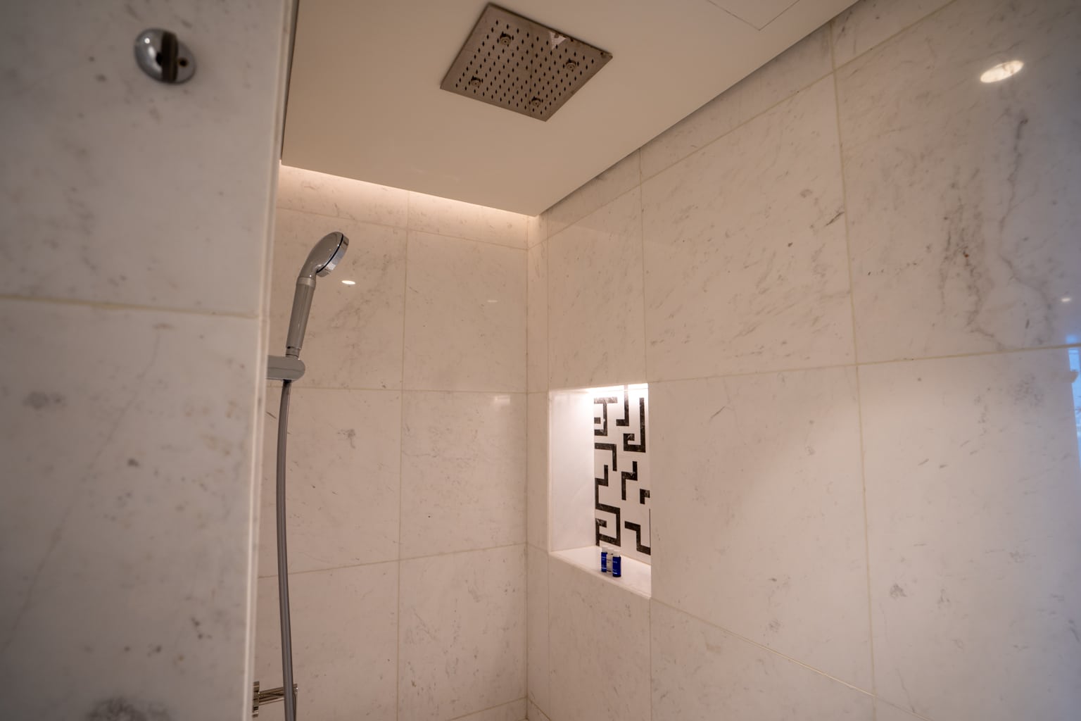 St. Regis Dubai, The Palm – Metropolitan Suite shower