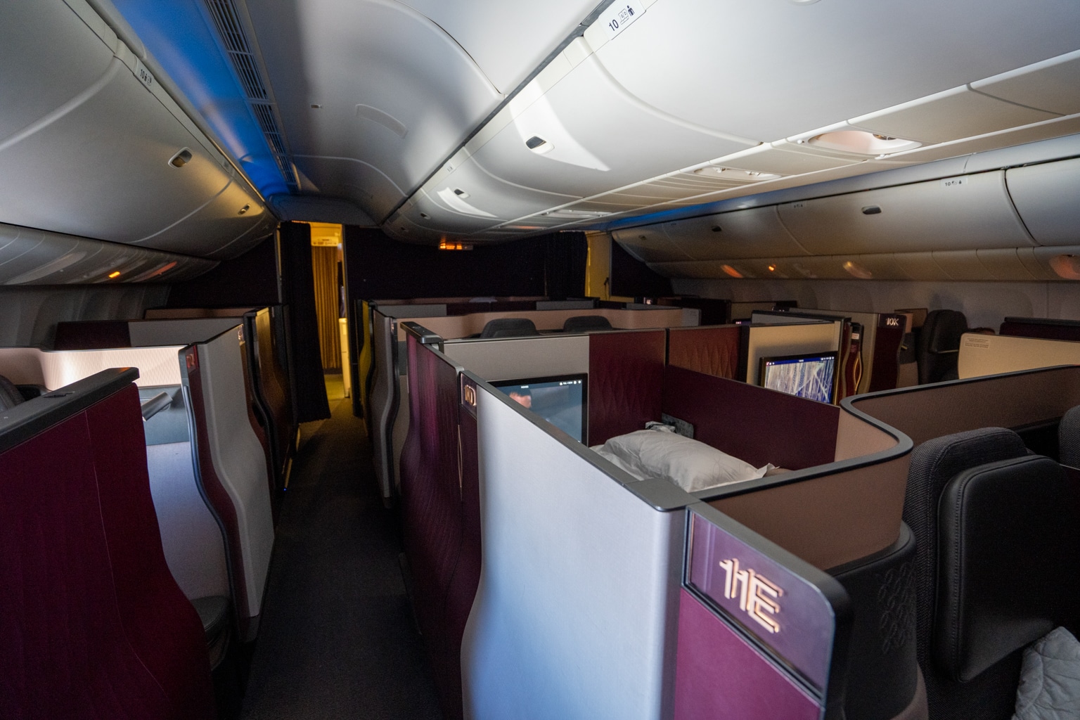 Qatar Airways 777 Qsuites business class – Cabin