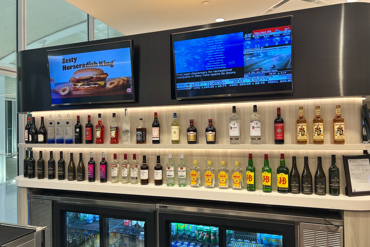 Photo of airport lounge in Toronto Pearson Terminal 1