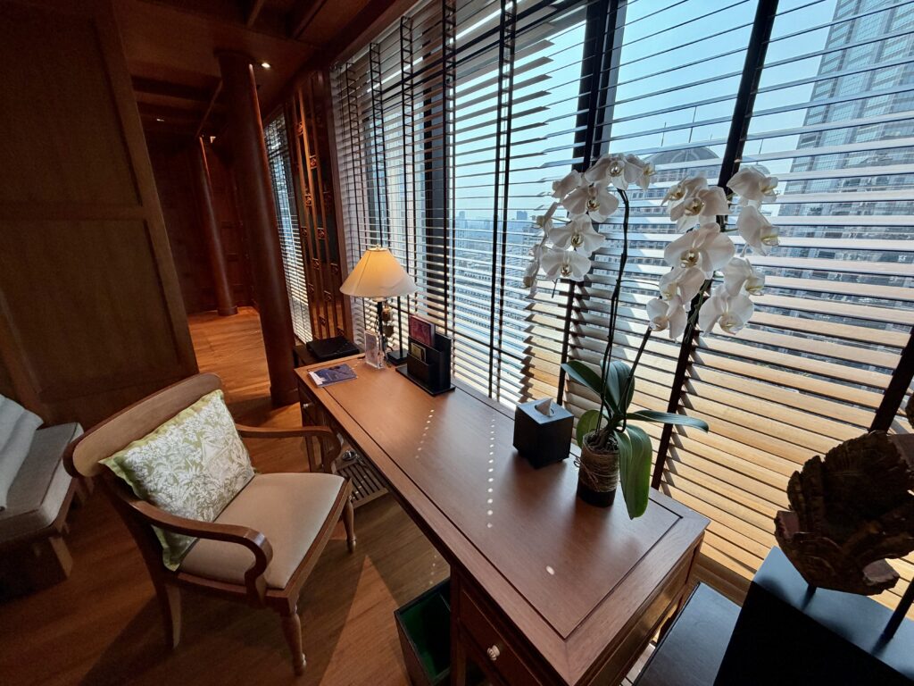 The Athenee Hotel Bangkok – Ruen Thai Desk 2