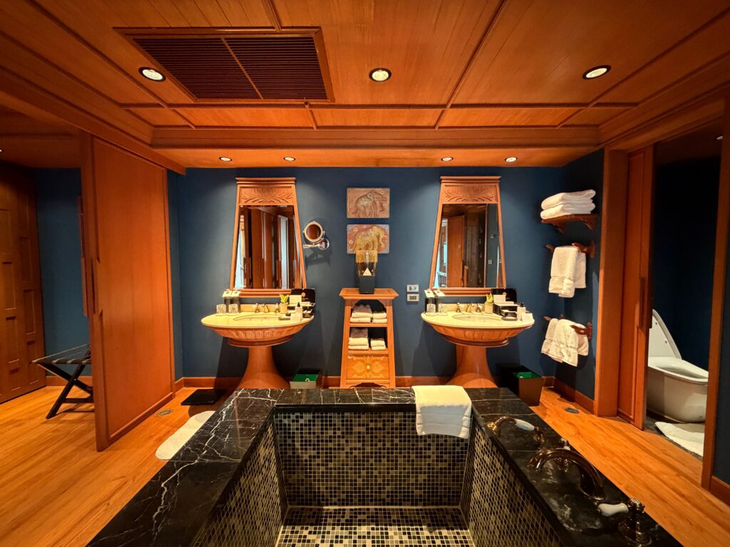 The Athenee Hotel Bangkok – Ruen Thai Suite Master Bathroom 2