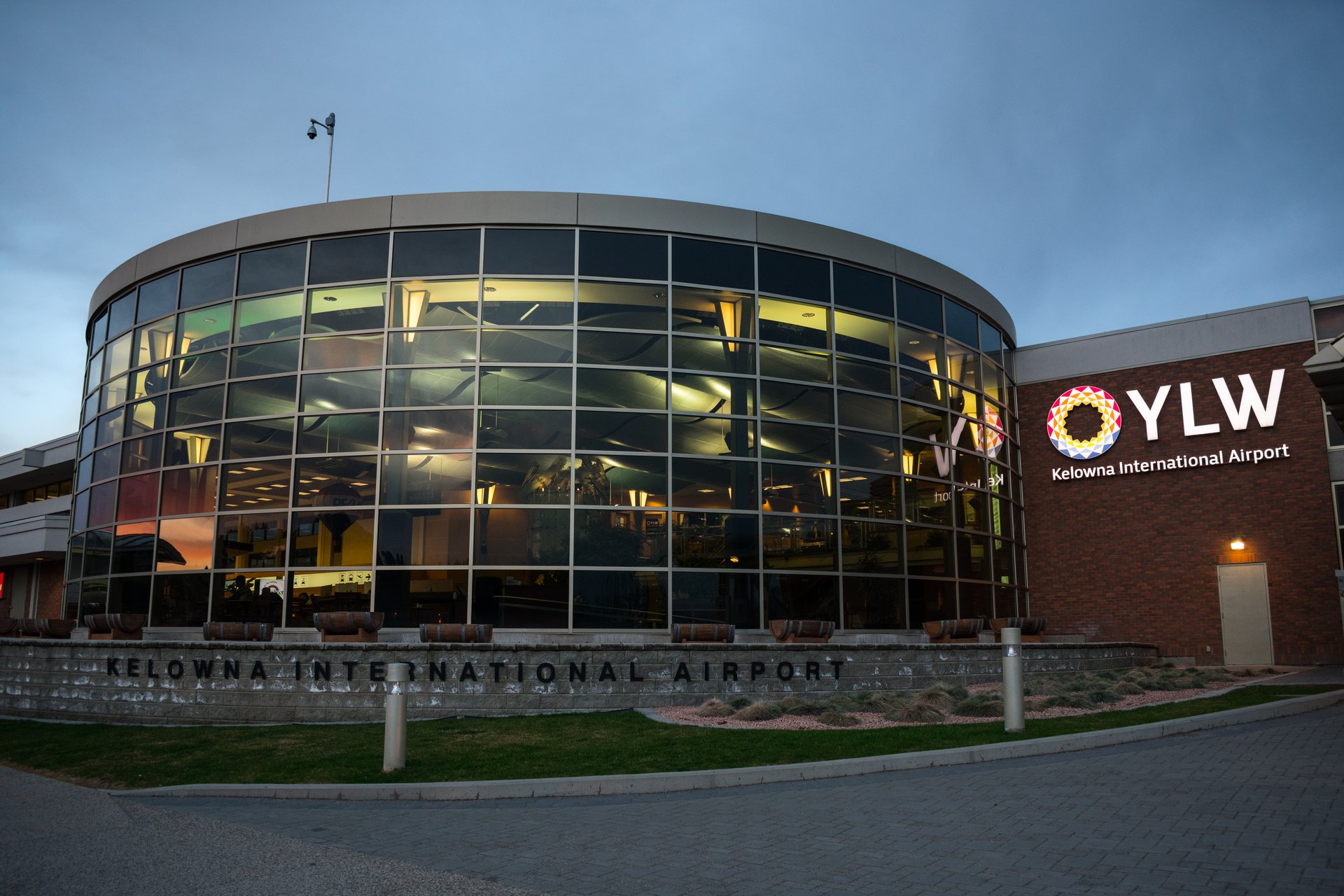 Kelowna International Airport (YLW) terminal building exterior